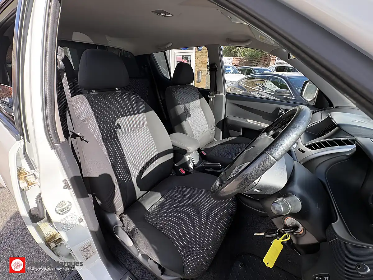 Used 2015 Mitsubishi L200 Challenger Polar White - Interior and Exterior details 14