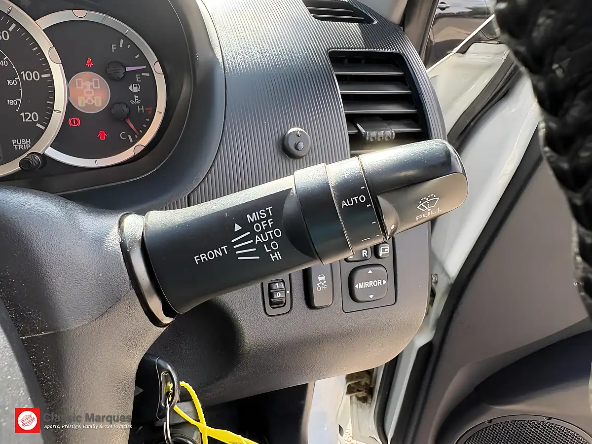 Used 2015 Mitsubishi L200 Challenger Polar White - Interior and Exterior details 16