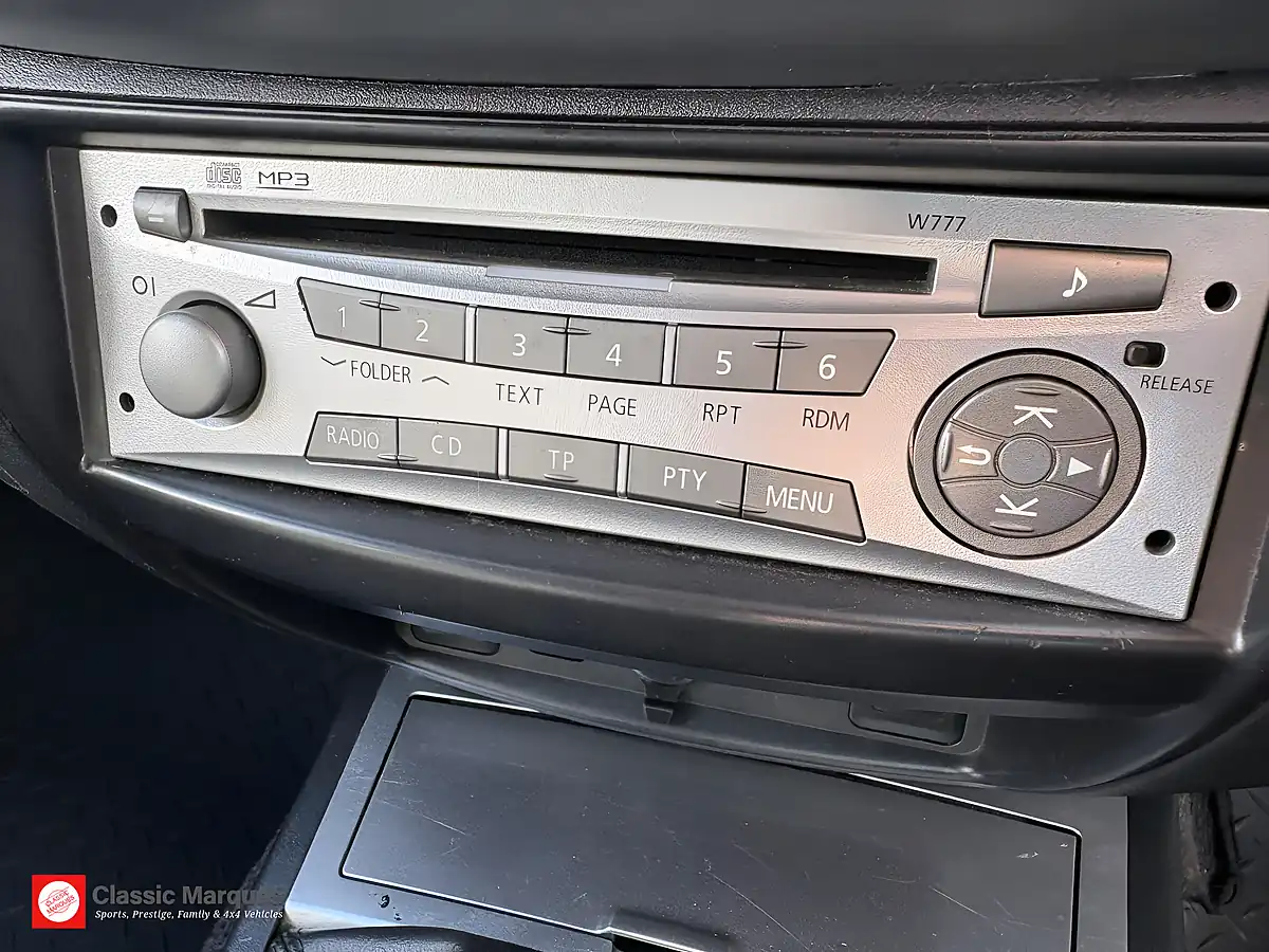 Used 2015 Mitsubishi L200 Challenger Polar White - Interior and Exterior details 17
