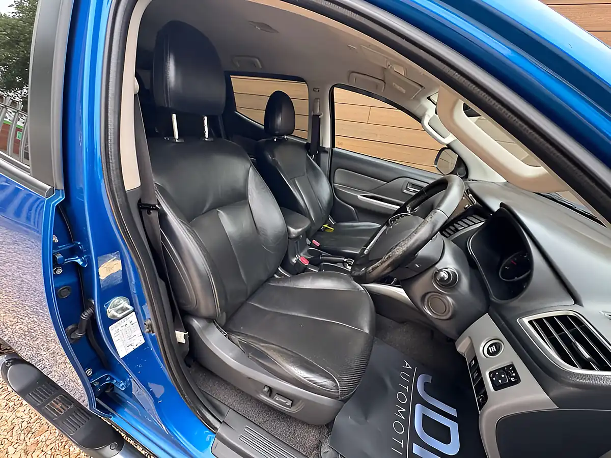 Used 2015 Mitsubishi L200 Warrior Double Cab Blue - Interior and Exterior details 13