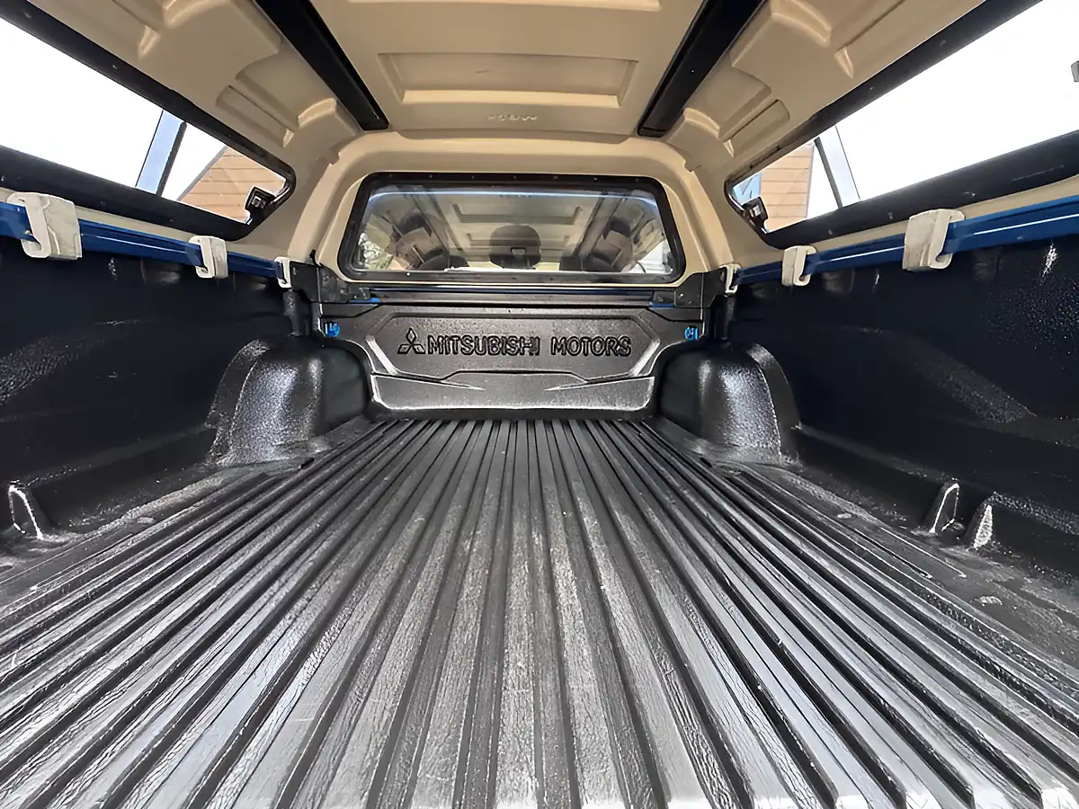 Used 2015 Mitsubishi L200 Warrior Double Cab Blue - Interior and Exterior details 5