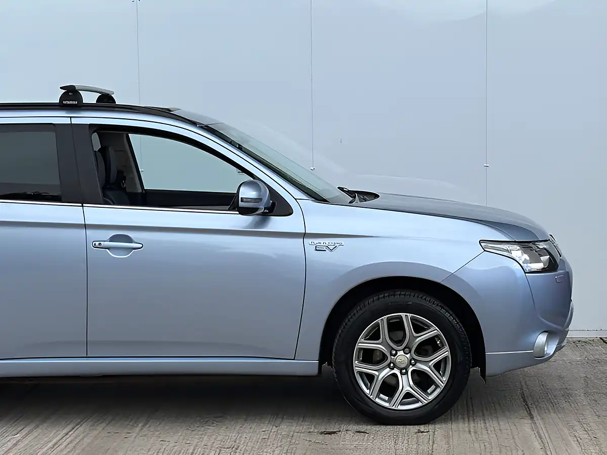Used 2015 Mitsubishi Outlander Gx Glacier Blue - Interior and Exterior details 16