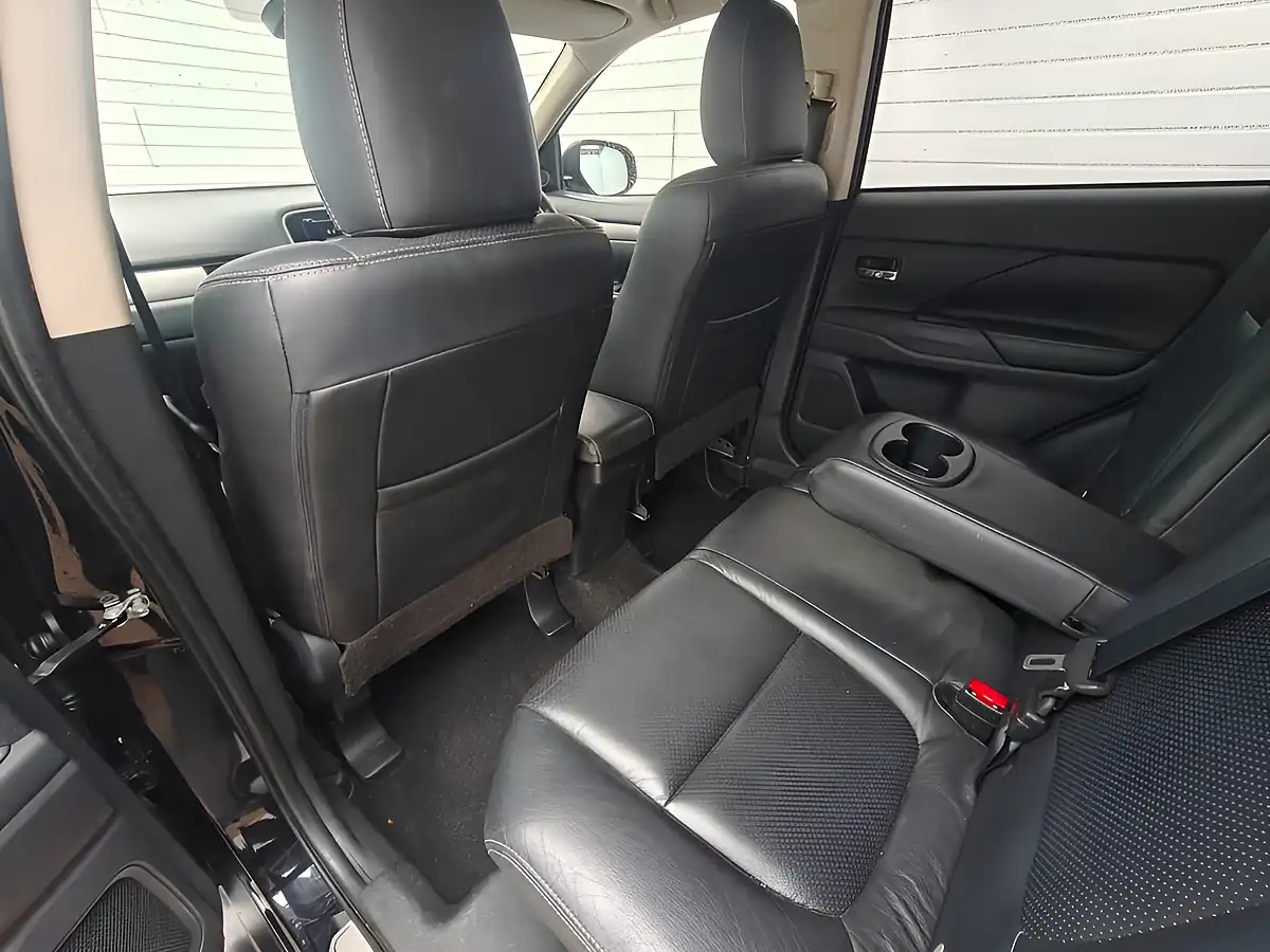 Used 2015 Mitsubishi Outlander GX3 Black - Interior and Exterior details 16