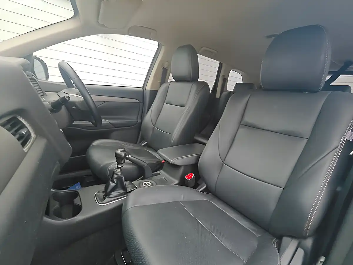 Used 2015 Mitsubishi Outlander GX3 Black - Interior and Exterior details 17