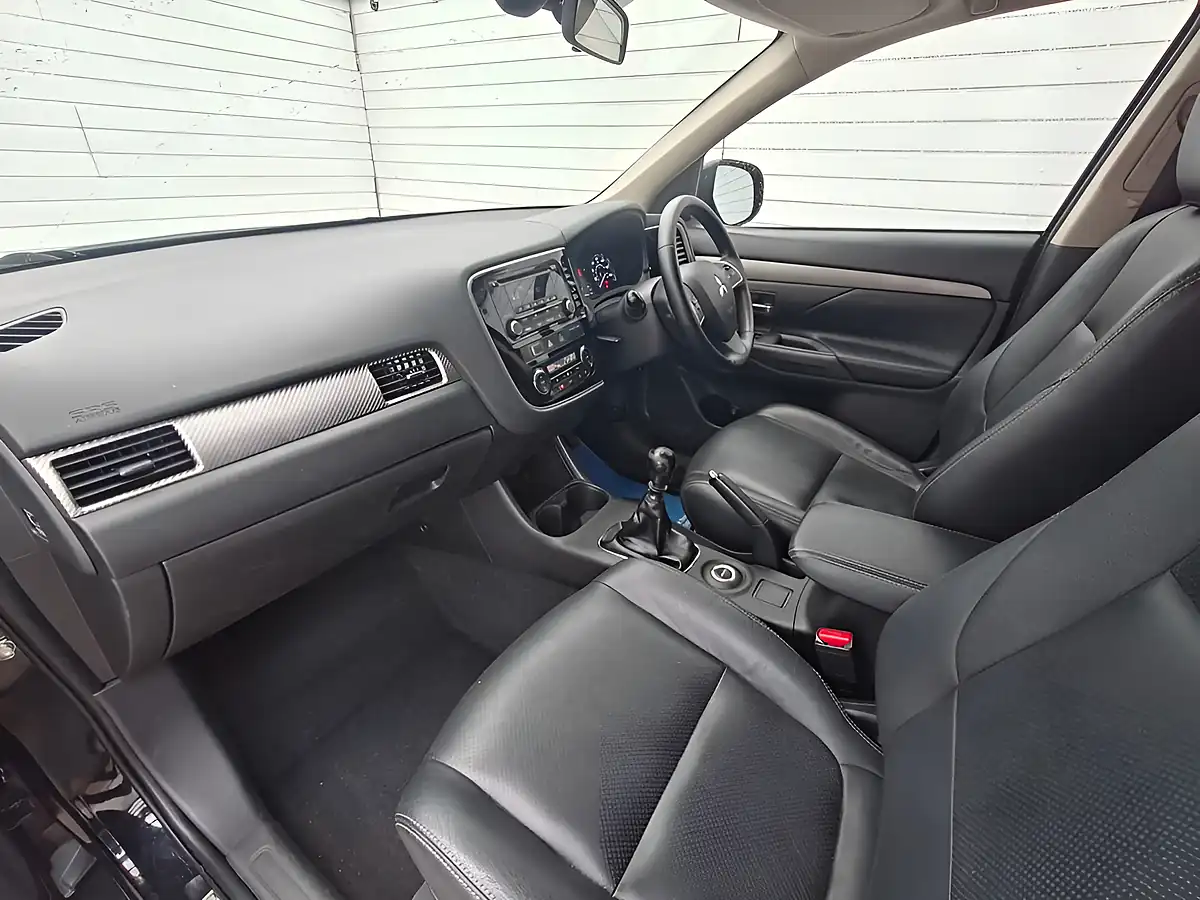 Used 2015 Mitsubishi Outlander GX3 Black - Interior and Exterior details 4