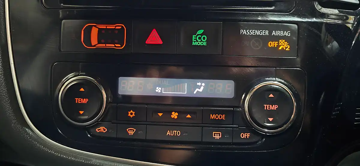 Used 2015 Mitsubishi Outlander GX3 Brown - Interior and Exterior details 16