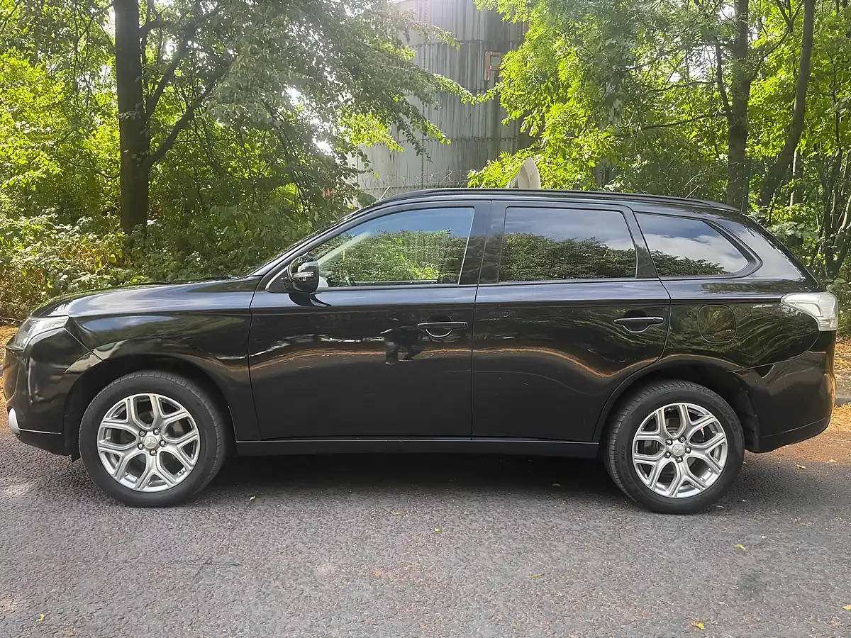 Used 2015 Mitsubishi Outlander GX3h Black - Interior and Exterior details 5