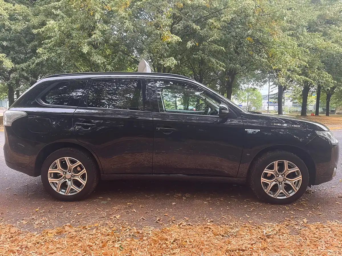 Used 2015 Mitsubishi Outlander GX3h Black - Interior and Exterior details 9