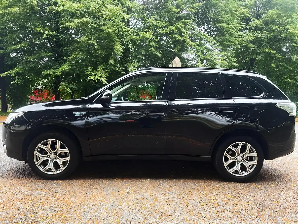 Used 2015 Mitsubishi Outlander GX3h Black - Interior and Exterior details 5