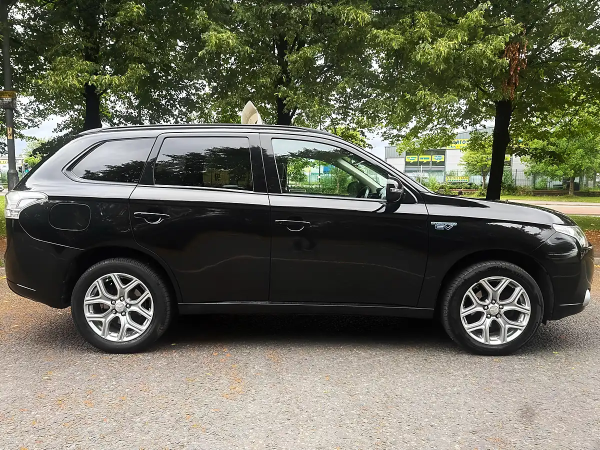 Used 2015 Mitsubishi Outlander GX3h Black - Interior and Exterior details 9