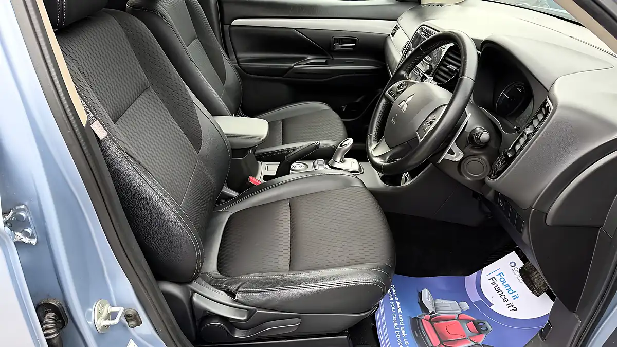 Used 2015 Mitsubishi Outlander GX3h Blue - Interior and Exterior details 13