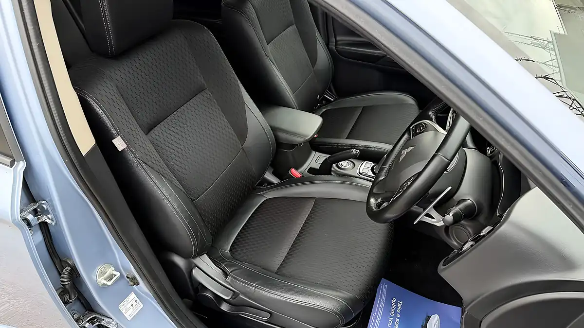 Used 2015 Mitsubishi Outlander GX3h Blue - Interior and Exterior details 14