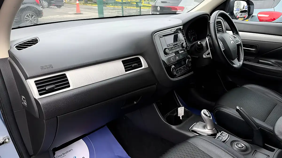 Used 2015 Mitsubishi Outlander GX3h Blue - Interior and Exterior details 15