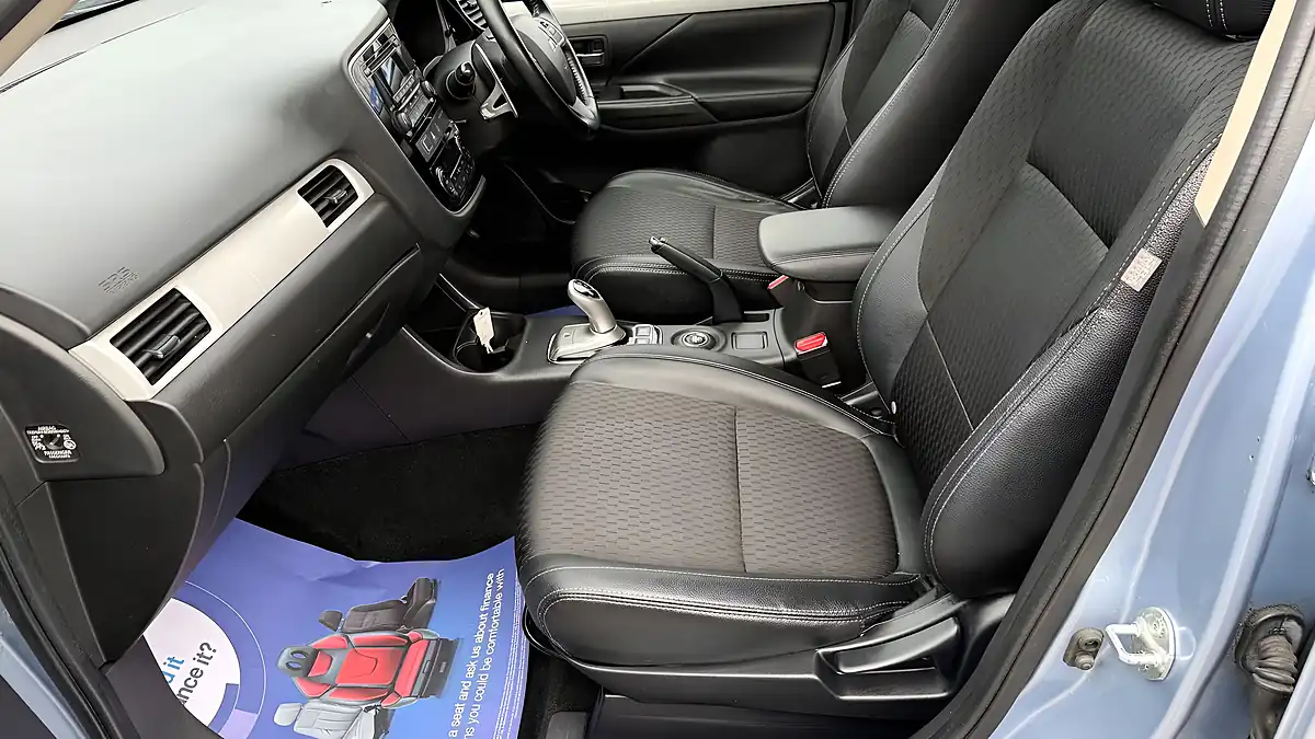 Used 2015 Mitsubishi Outlander GX3h Blue - Interior and Exterior details 16
