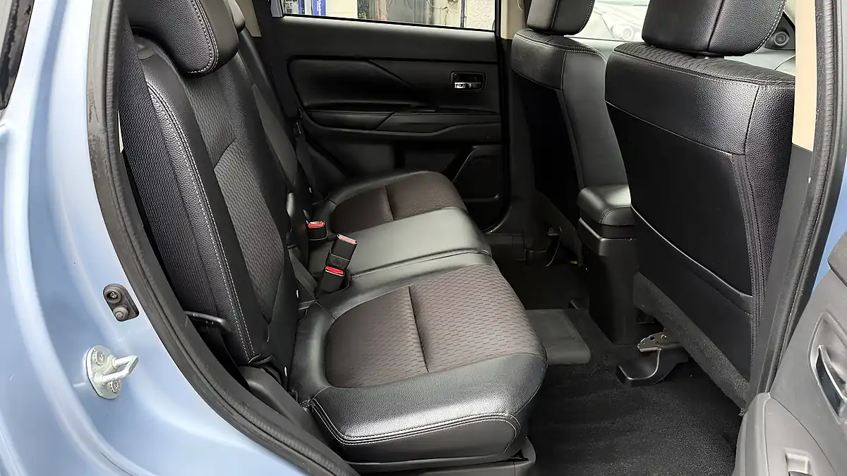 Used 2015 Mitsubishi Outlander GX3h Blue - Interior and Exterior details 19