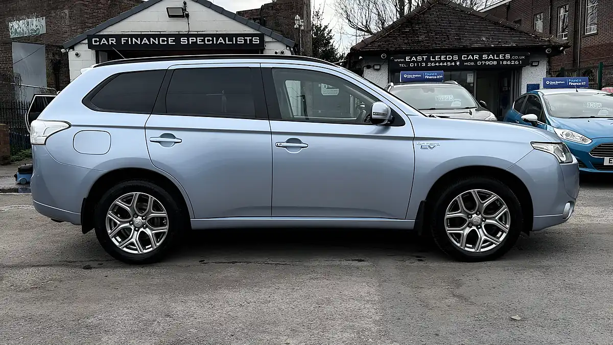 Used 2015 Mitsubishi Outlander GX3h Blue - Interior and Exterior details 2
