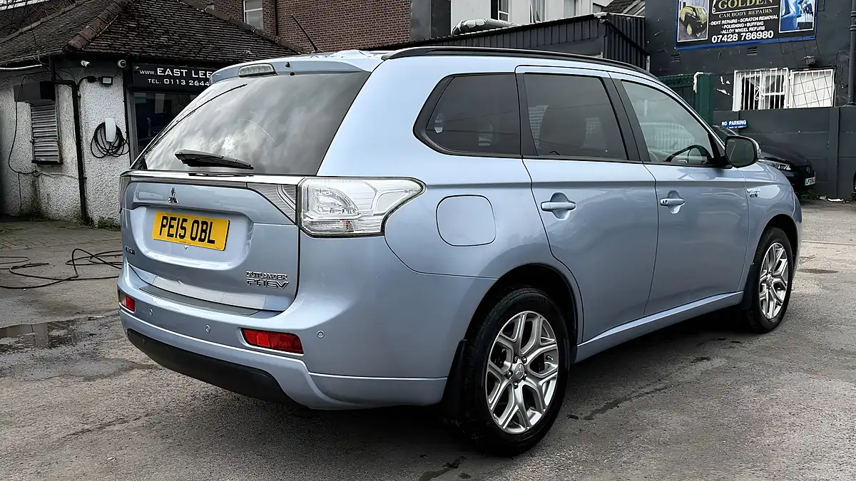 Used 2015 Mitsubishi Outlander GX3h Blue - Interior and Exterior details 3