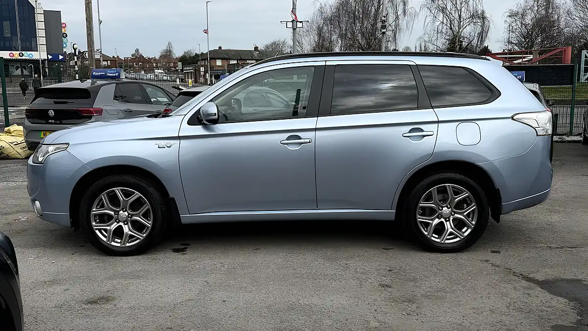 Used 2015 Mitsubishi Outlander GX3h Blue - Interior and Exterior details 6