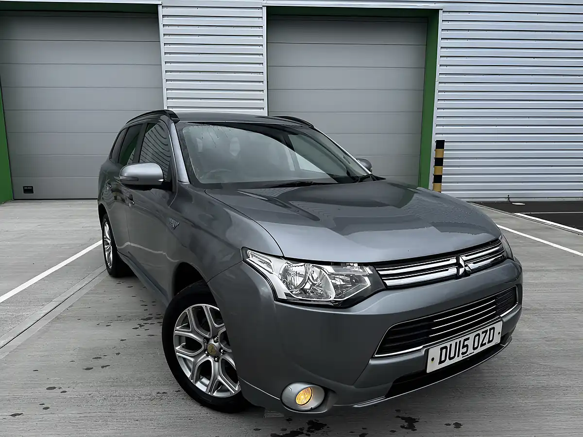 Used 2015 Mitsubishi Outlander GX3h Grey - Front View