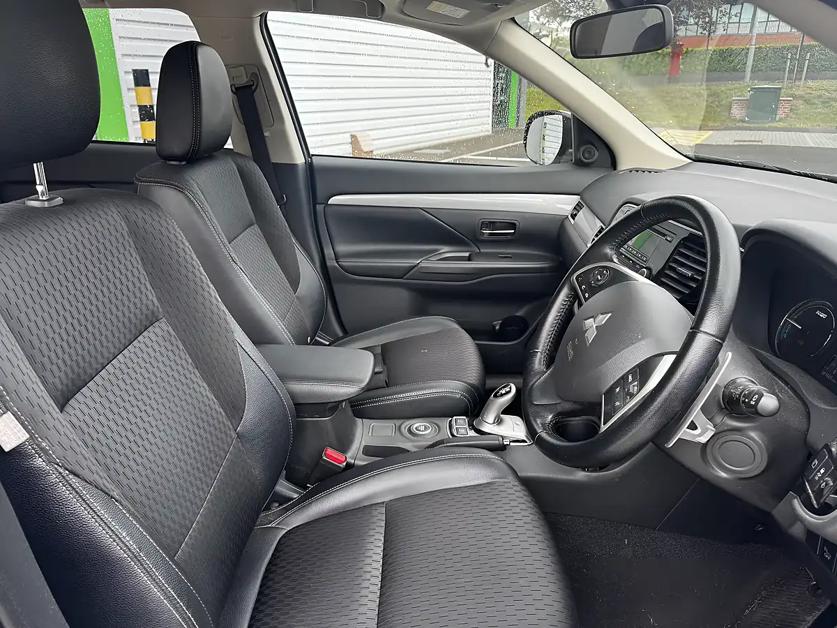 Used 2015 Mitsubishi Outlander GX3h Grey - Interior and Exterior details 11