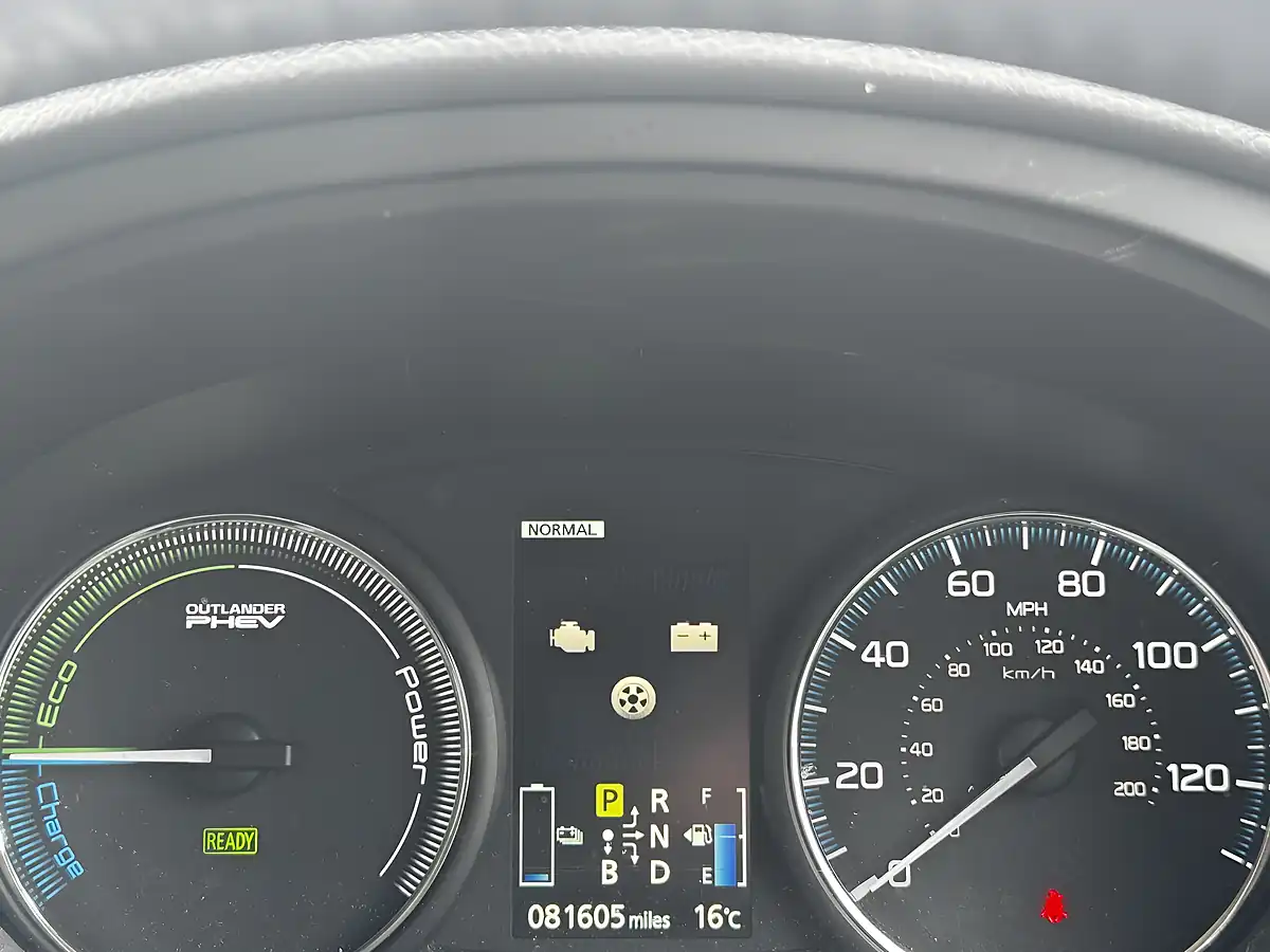 Used 2015 Mitsubishi Outlander GX3h Grey - Interior and Exterior details 14