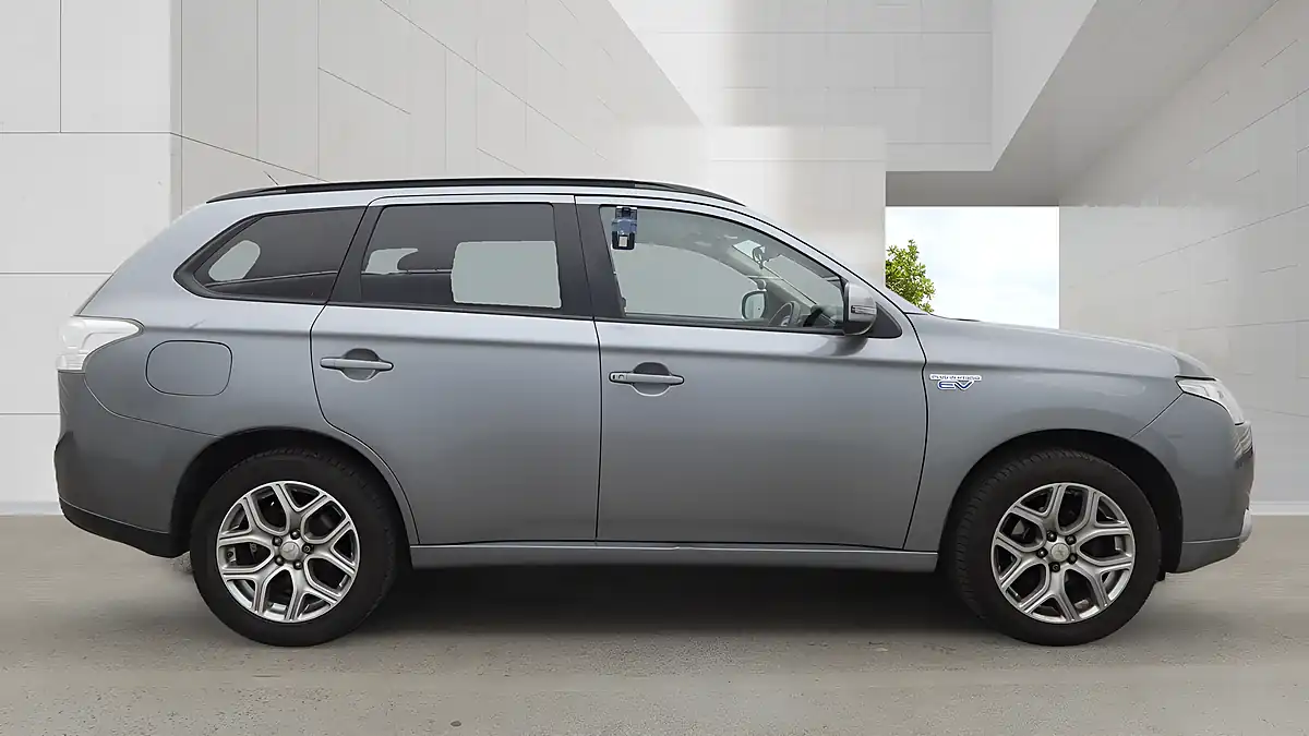 Used 2015 Mitsubishi Outlander GX3h Grey - Interior and Exterior details 5