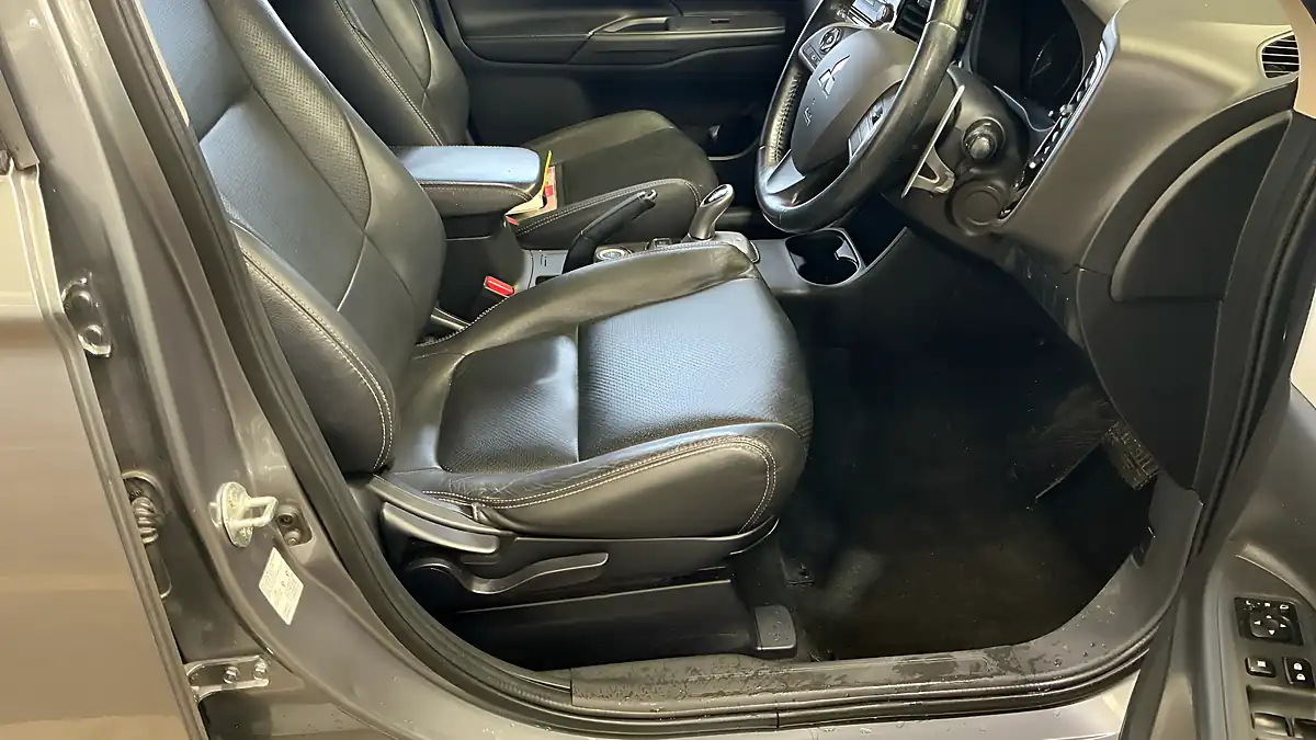 Used 2015 Mitsubishi Outlander GX3h Grey - Interior and Exterior details 8