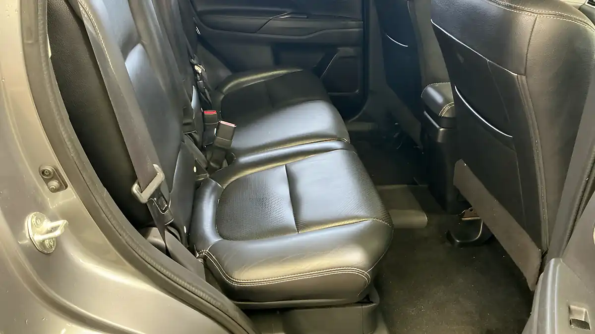 Used 2015 Mitsubishi Outlander GX3h Grey - Interior and Exterior details 9