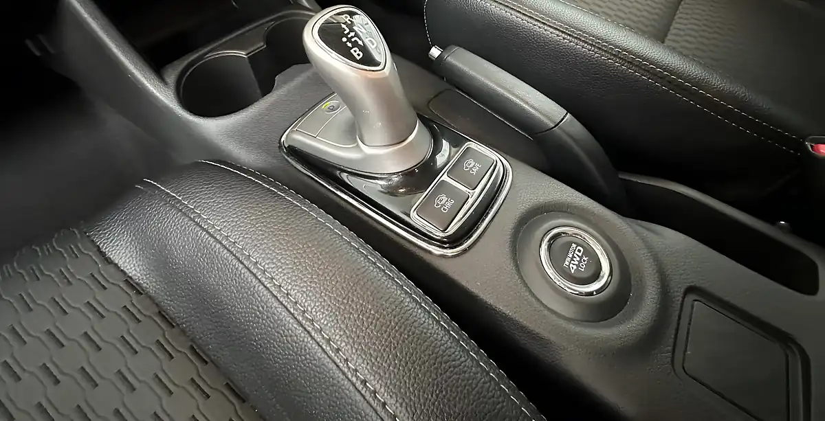 Used 2015 Mitsubishi Outlander GX3h White - Interior and Exterior details 10