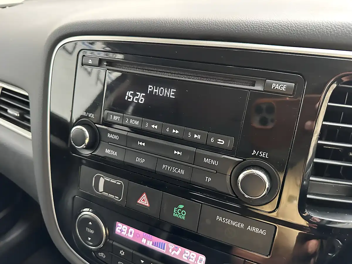 Used 2015 Mitsubishi Outlander GX3h White - Interior and Exterior details 11