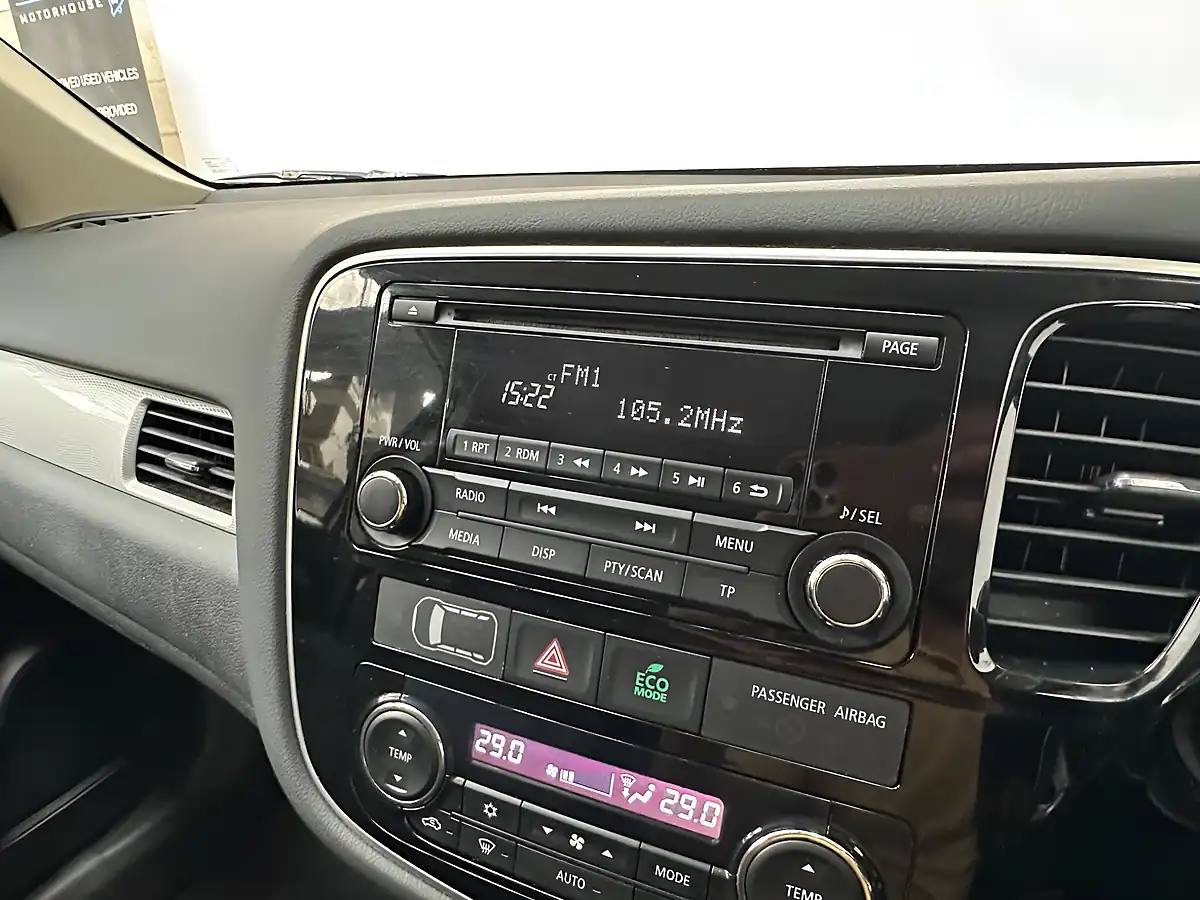 Used 2015 Mitsubishi Outlander GX3h White - Interior and Exterior details 12