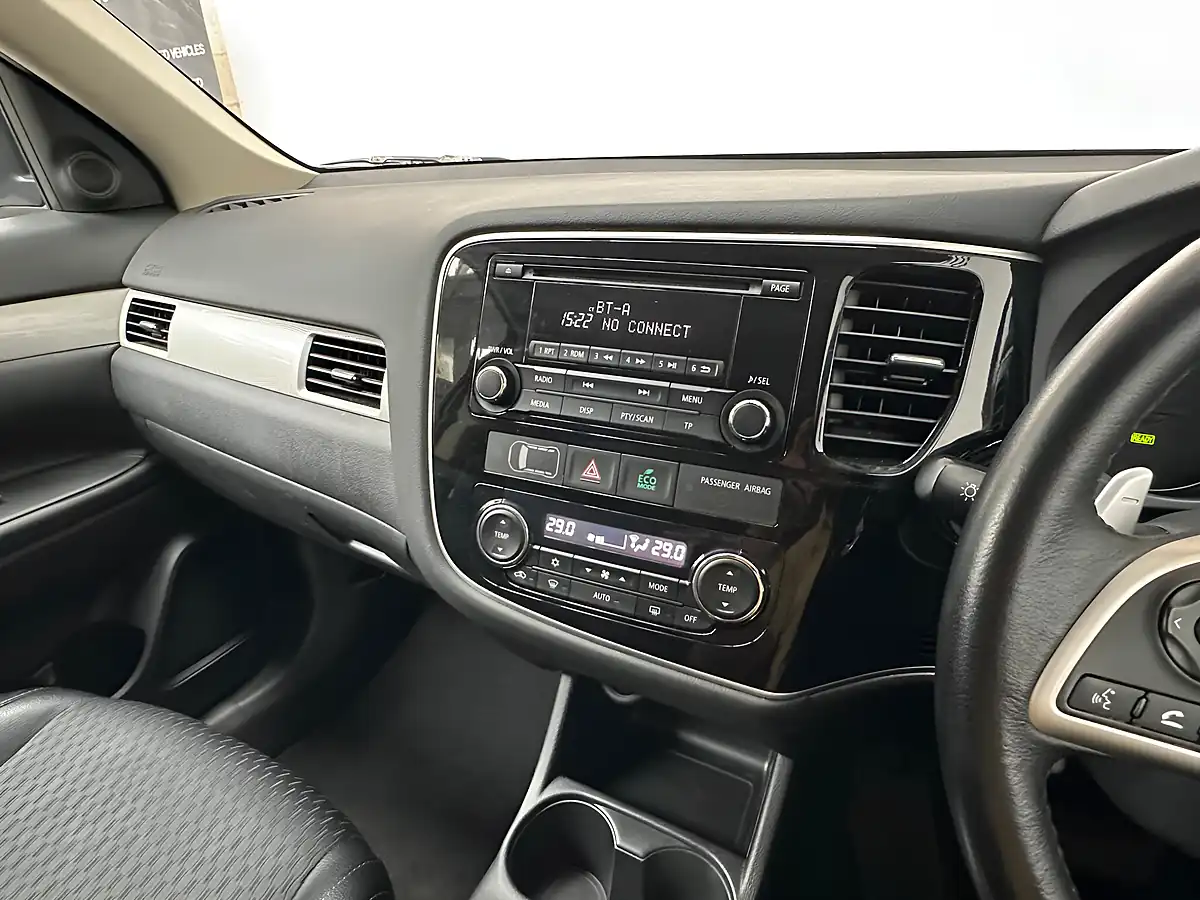 Used 2015 Mitsubishi Outlander GX3h White - Interior and Exterior details 13