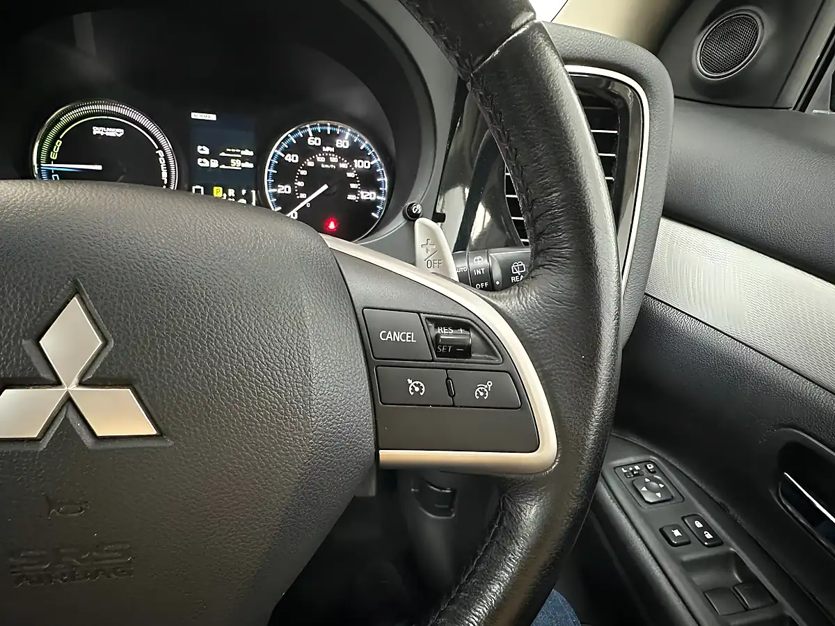 Used 2015 Mitsubishi Outlander GX3h White - Interior and Exterior details 14