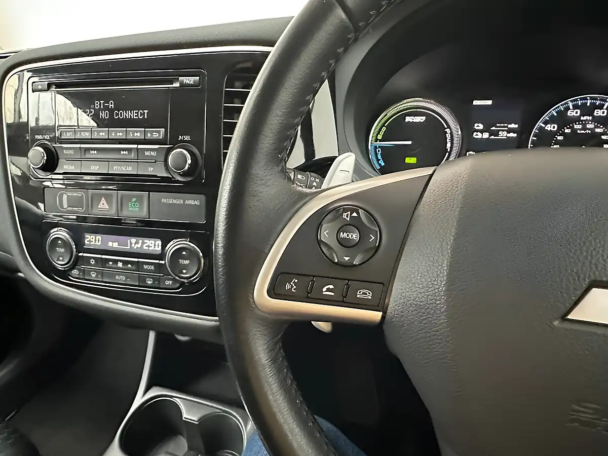 Used 2015 Mitsubishi Outlander GX3h White - Interior and Exterior details 15