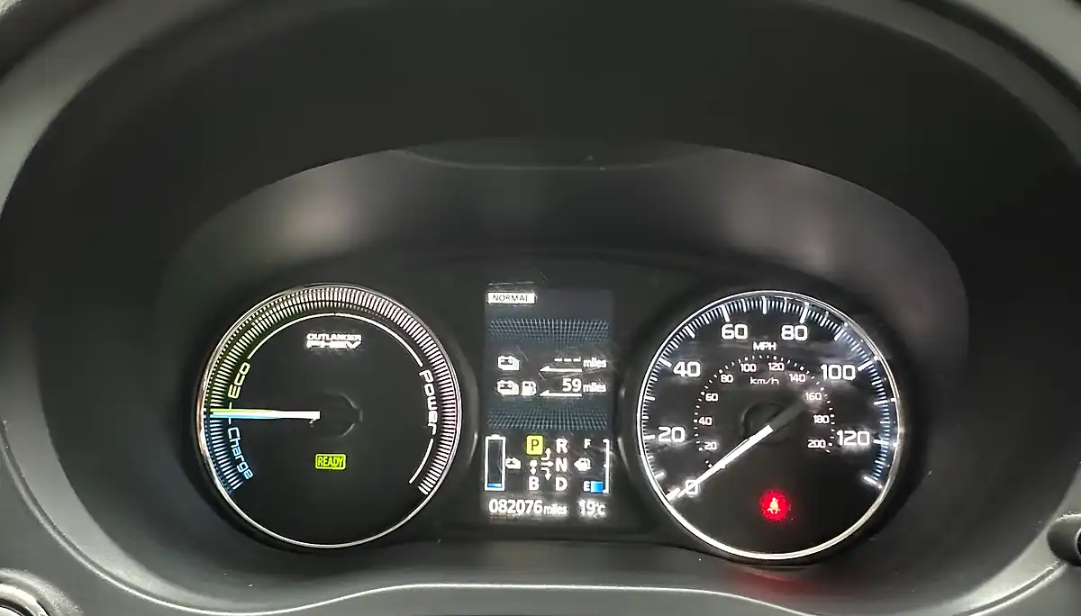 Used 2015 Mitsubishi Outlander GX3h White - Interior and Exterior details 16