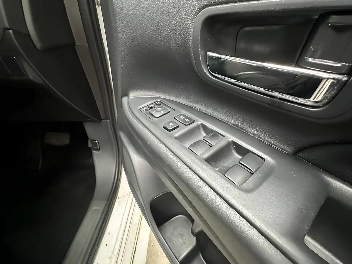 Used 2015 Mitsubishi Outlander GX3h White - Interior and Exterior details 17