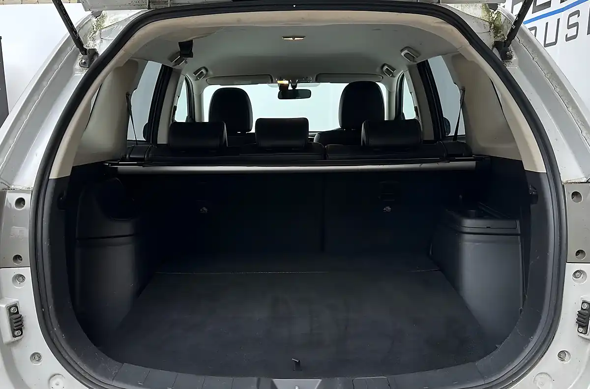 Used 2015 Mitsubishi Outlander GX3h White - Interior and Exterior details 18