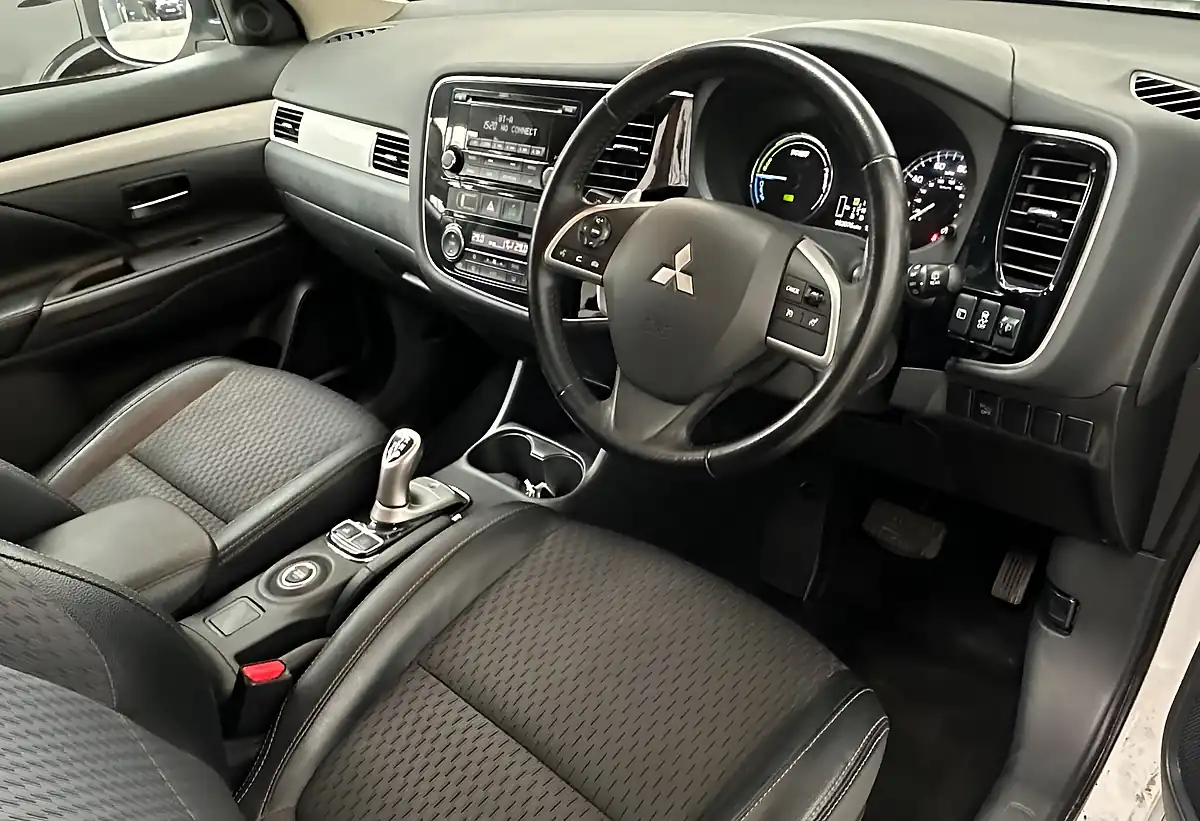 Used 2015 Mitsubishi Outlander GX3h White - Interior and Exterior details 4