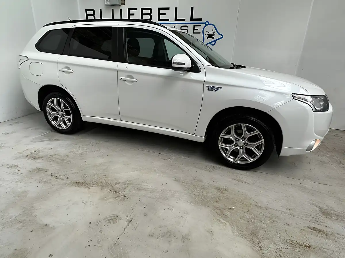 Used 2015 Mitsubishi Outlander GX3h White - Interior and Exterior details 7