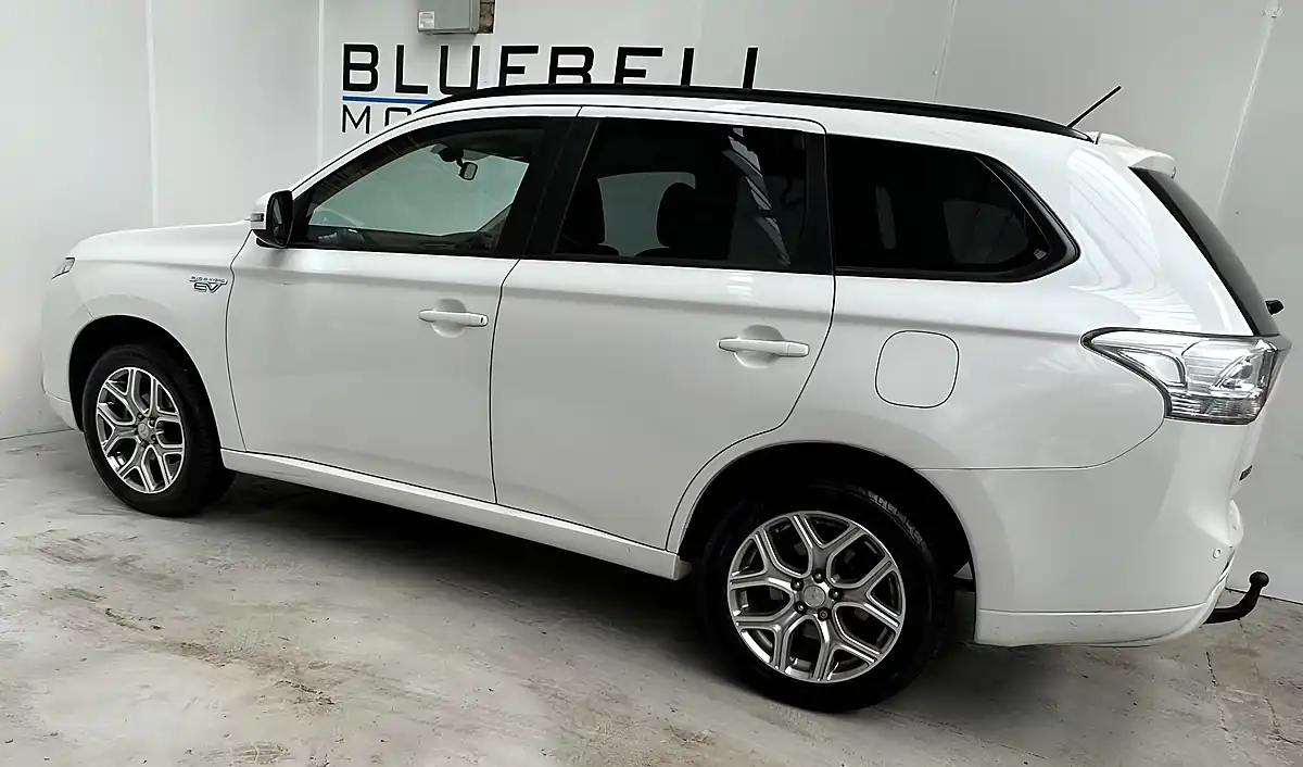 Used 2015 Mitsubishi Outlander GX3h White - Interior and Exterior details 8