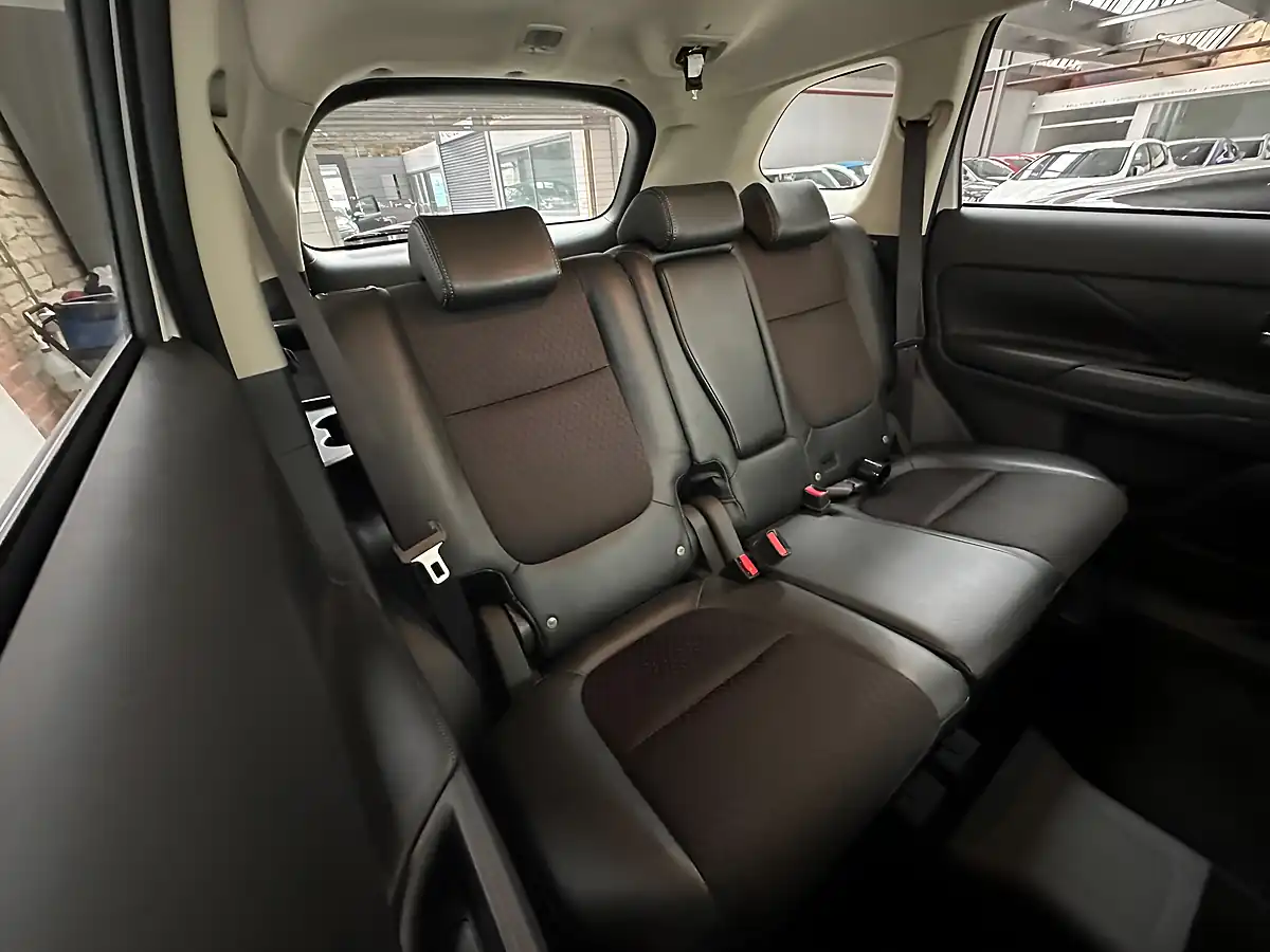 Used 2015 Mitsubishi Outlander GX3h White - Interior and Exterior details 9