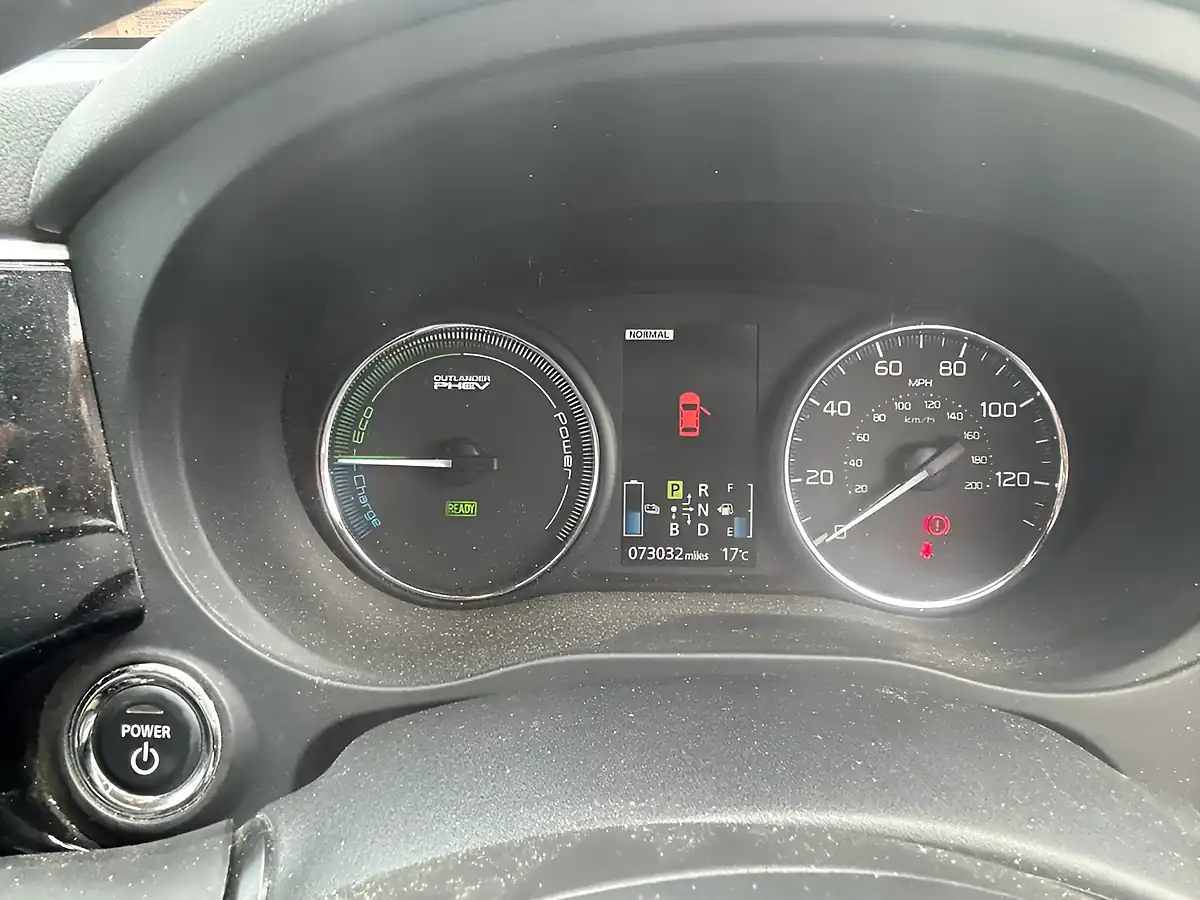 Used 2015 Mitsubishi Outlander GX4h Black - Interior and Exterior details 11
