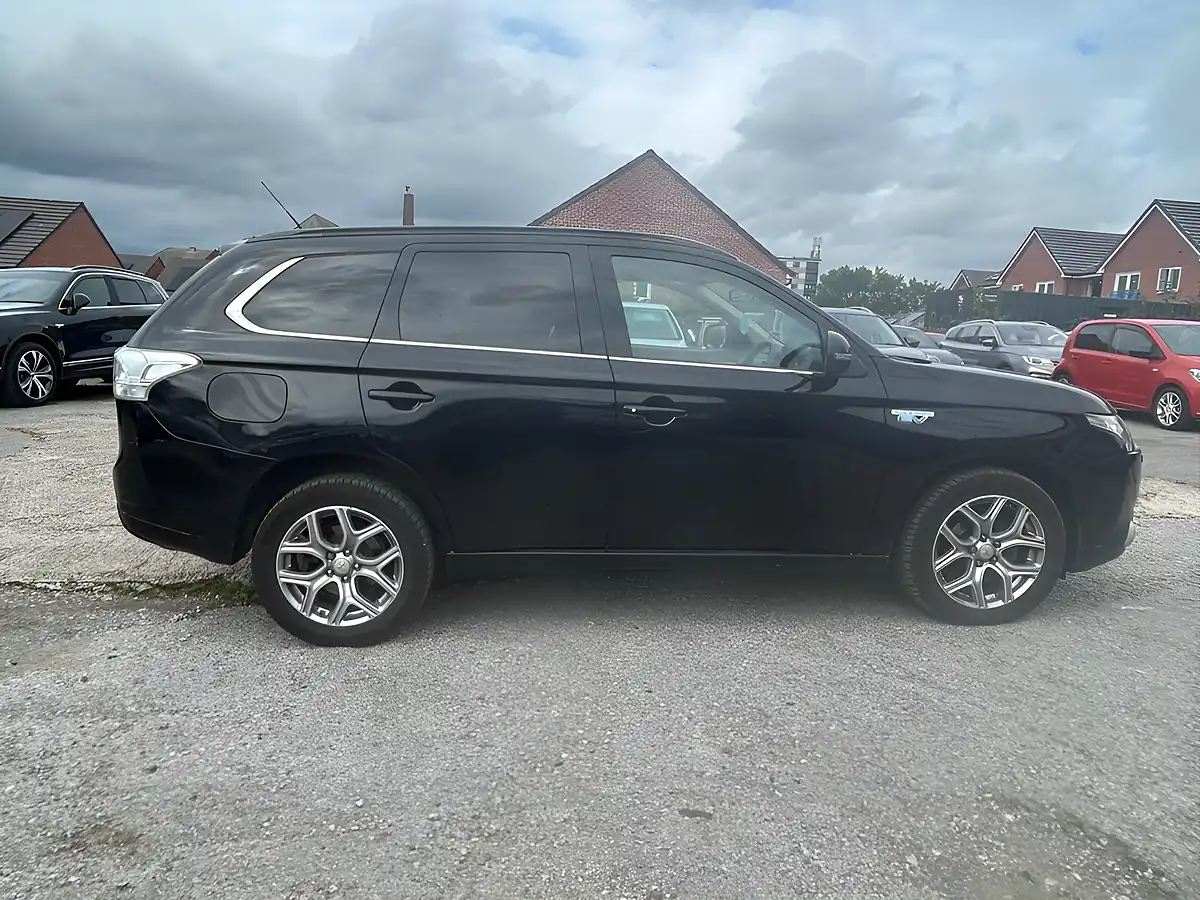 Used 2015 Mitsubishi Outlander GX4h Black - Interior and Exterior details 7