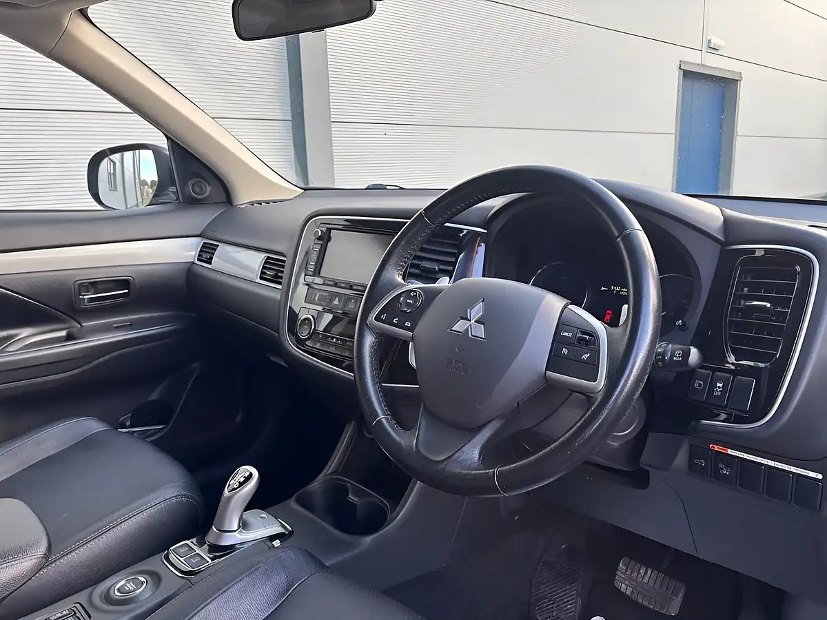 Used 2015 Mitsubishi Outlander GX4h Grey - Interior and Exterior details 17