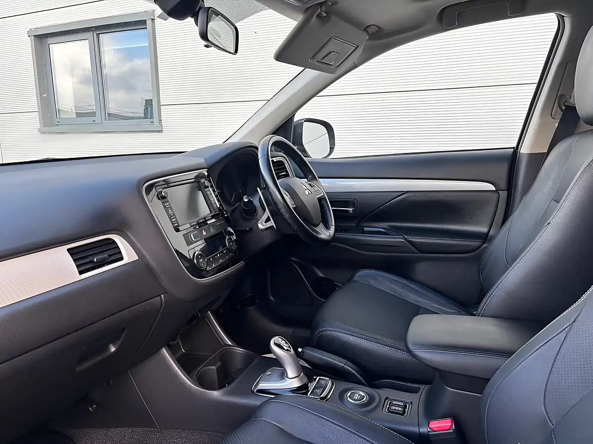 Used 2015 Mitsubishi Outlander GX4h Grey - Interior and Exterior details 18