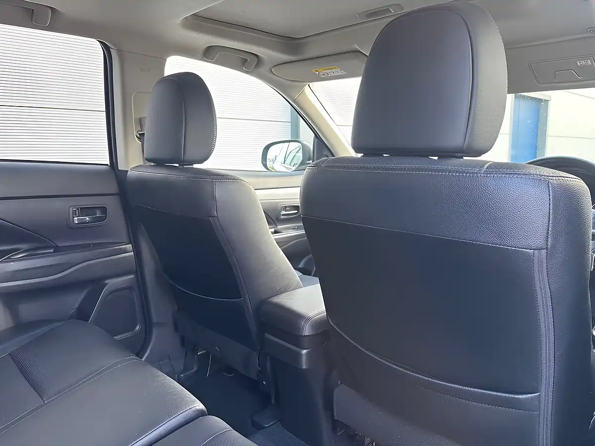 Used 2015 Mitsubishi Outlander GX4h Grey - Interior and Exterior details 19