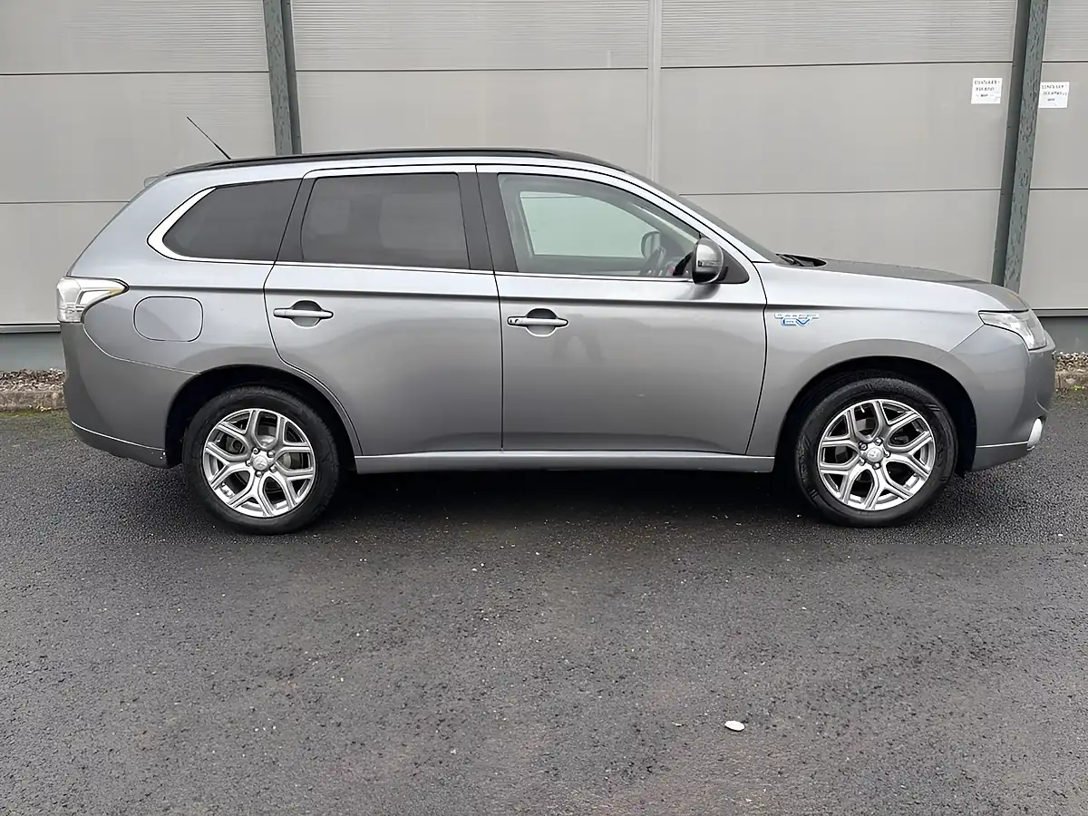 Used 2015 Mitsubishi Outlander GX4h Grey - Interior and Exterior details 5