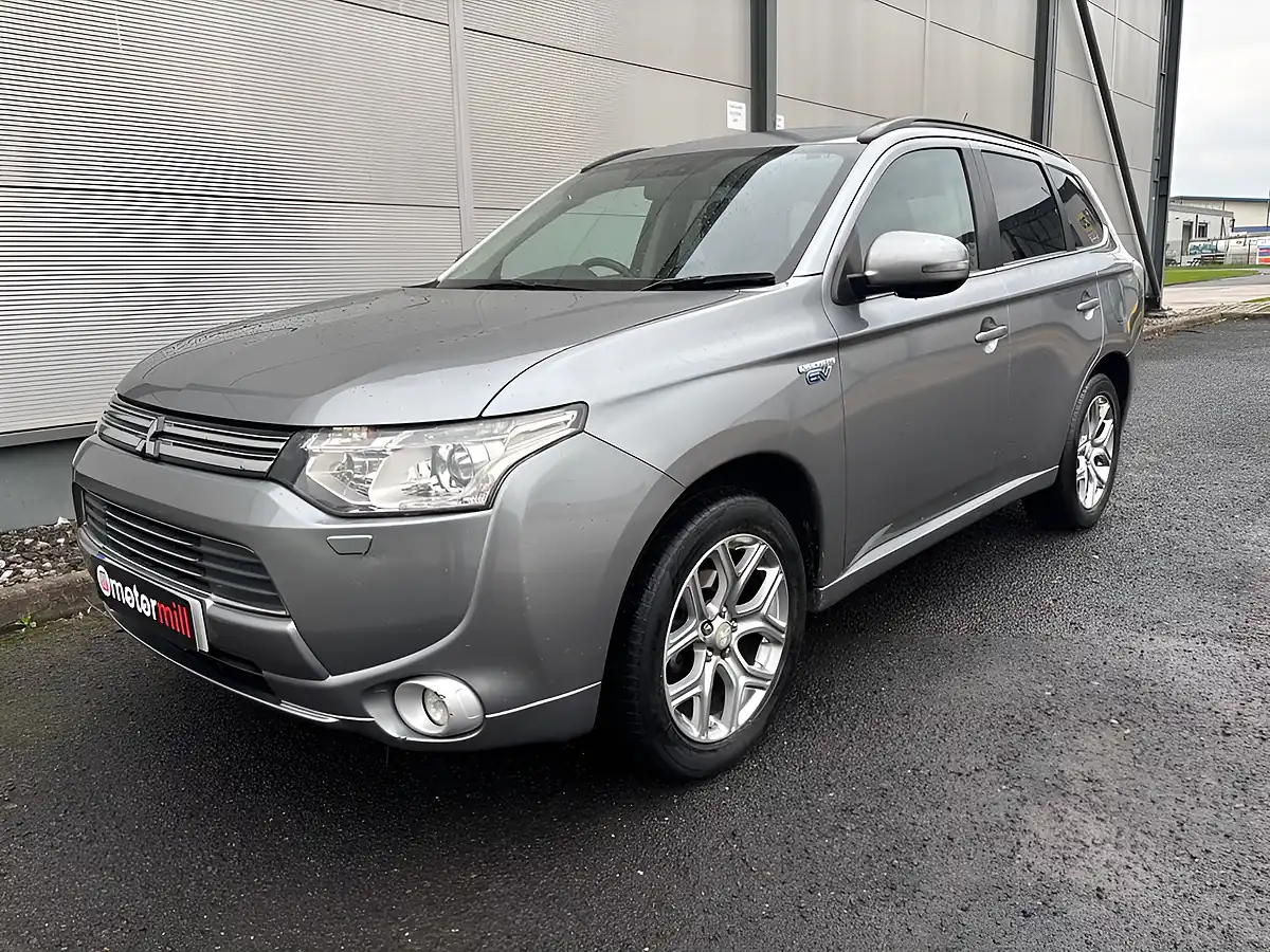 Used 2015 Mitsubishi Outlander GX4h Grey - Interior and Exterior details 8