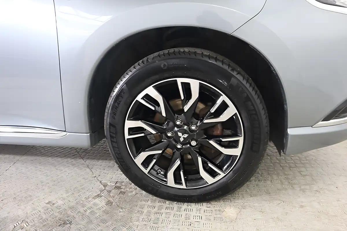 Used 2015 Mitsubishi Outlander GX4h Grey - Interior and Exterior details 10