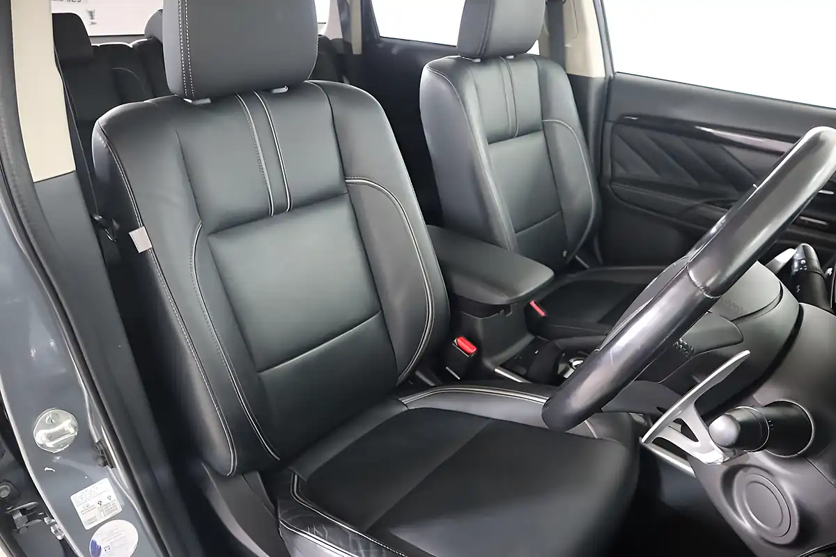 Used 2015 Mitsubishi Outlander GX4h Grey - Interior and Exterior details 12